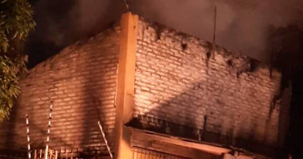 La Nación / CDE: incendio destruyó taller de costura con gran cantidad de fardos de telas