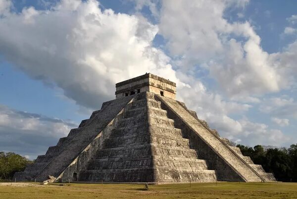 Así castigaron a turista polaco por subir al Castillo de Chichén Itzá en México - Mundo - ABC Color