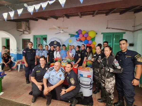 Video: Policía cumple el sueño a la pequeña Dahiana - Nacionales - ABC Color