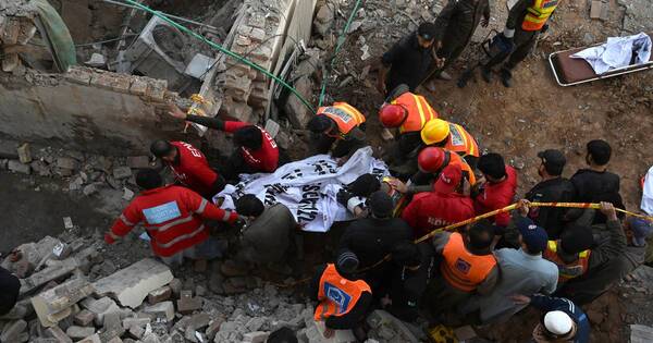 La Nación / Aumentan a 60 los fallecidos tras explosión dentro de una mezquita en Pakistán