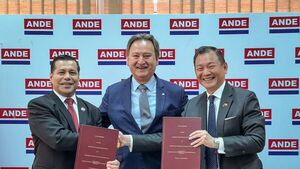 Embajador de EEUU "celebra" alianza para mejorar el sistema eléctrico