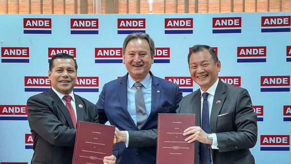 Embajador de EEUU "celebra" alianza para mejorar el sistema eléctrico