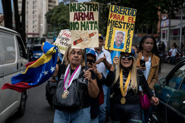 Trabajadores venezolanos protestan por tercera semana por aumentos salariales - MarketData