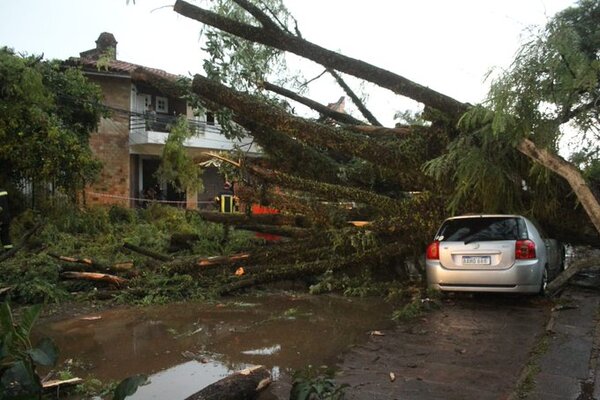 Intensas lluvias causaron destrozos en Villarrica