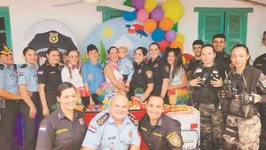 Festejó su cumpleañitos como toda una comisaria