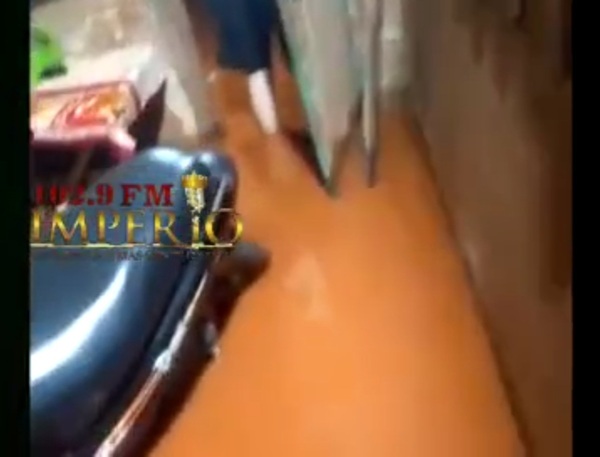 Unas 15 viviendas quedaron inundadas en San Juan Neuman a causa de la lluvia - Radio Imperio