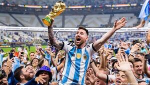 Messi dice que le hubiese gustado recibir la copa del mundo de manos de Maradona