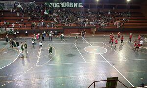 Goteras en polideportivo evitaron disputa de juego