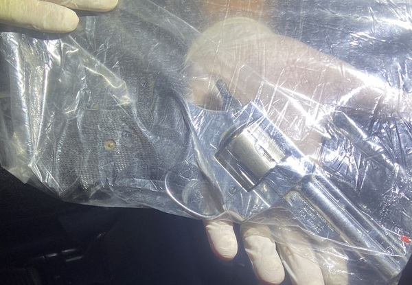 Aprehendido por amenazar a su esposa e hijas con un arma de fuego | 1000 Noticias
