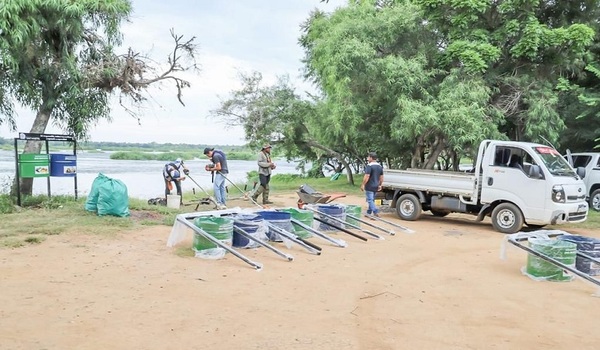Realizan limpieza e instalación de contenedores en un concurrido espacio público de Ayolas
