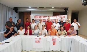 Landy se fortalece con respaldo de intendentes