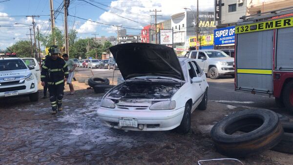 Principio de incendio de vehiculo en la fila para ir a Posadas