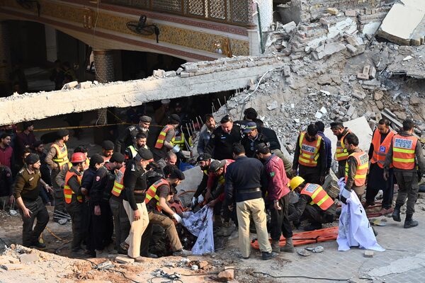 Sube a 89 la cifra de muertos por atentado en mezquita de Pakistán - .::Agencia IP::.