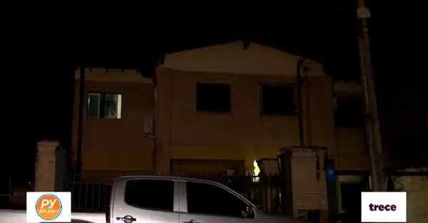 Toma de rehenes a su esposa e hija y se lanza de un segundo piso para no ir preso - trece