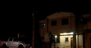 Tomó de rehén a su familia y se lanzó de un segundo piso cuando llegó la policía - Unicanal