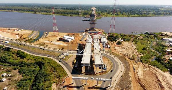 La Nación / Culminó montura del pilón de 130 m del futuro puente Héroes del Chaco