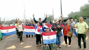 Los exobreros de Itaipu preparan manifestación para reclamar cobro - La Clave