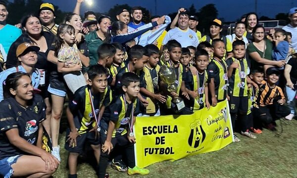 Coronaron a los mejores en torneo de Escuelas de fútbol en Minga Guazú