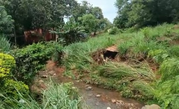 Raudal destruyó un puente de madera en el barrio General Genes - Radio Imperio