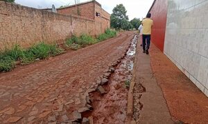 Municipalidad de Franco dejó obra sin terminar y vecinos se inundan con cada lluvia