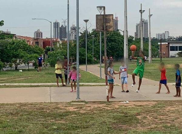 Zona Costanera: buscan aros de baloncestos para que niños puedan seguir jugando