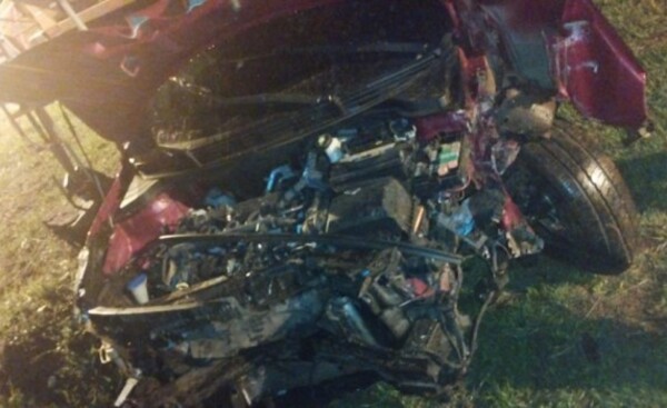 Automóviles quedaron destruidos tras violento choque