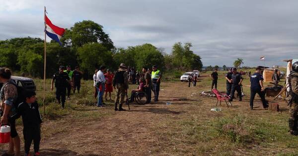 La Nación / Detienen a 31 personas tras desalojo en una propiedad en Itapúa