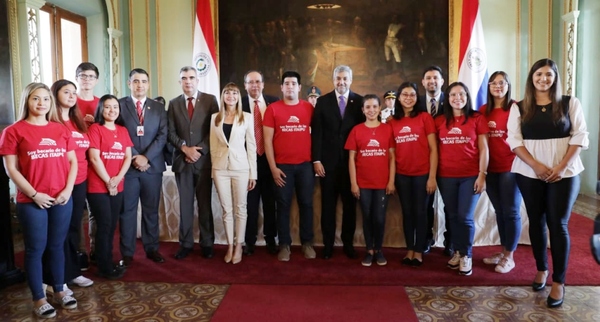 Gobierno habilita 2.500 becas universitarias