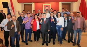 Intendentes y candidato a Gobernador del Departamento de Caaguazú se reúnen con Cartes - Noticiero Paraguay