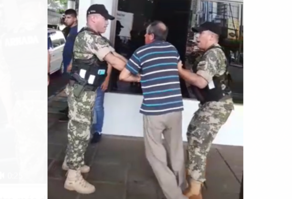 (Video) Violento militar cachetea y arrastra a indefenso abuelito