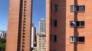 De infarto: Arriesga su vida limpiando ventanas del décimo piso