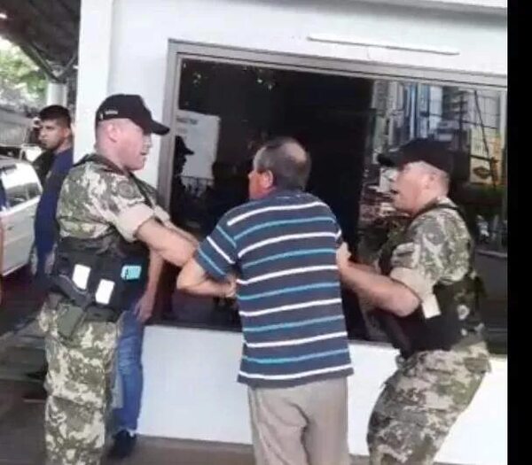 Vídeo: así marinos agreden a un civil en zona primaria del puente de la Amistad - ABC en el Este - ABC Color