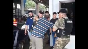 A los golpes y estirones, militares reducen a adulto mayor en CDE