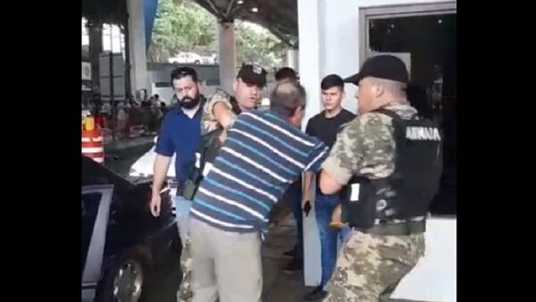 A los golpes y estirones, militares reducen a adulto mayor en CDE