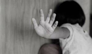 Abusó de su cuñadita con el permiso de su pareja