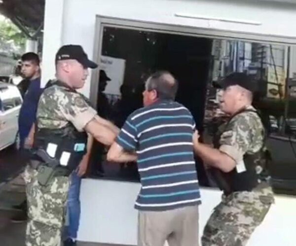 Militar abofeteó a un anciano y fue separado de su cargo