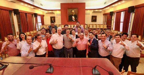 La Nación / Santiago Peña recibe el apoyo firme de intendentes colorados de Caaguazú