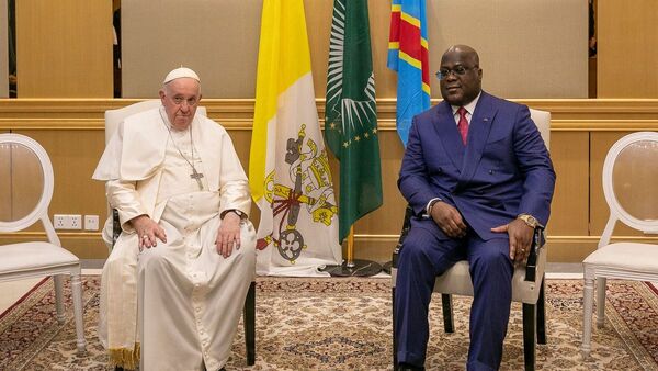El papa denuncia el "colonialismo económico" a su llegada a África