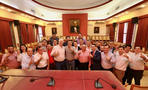 Santiago Peña se reunió con 16 intendentes de Caaguazú - ADN Digital