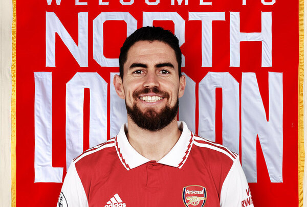 El mediocampista italiano Jorginho cambia el Chelsea por Arsenal