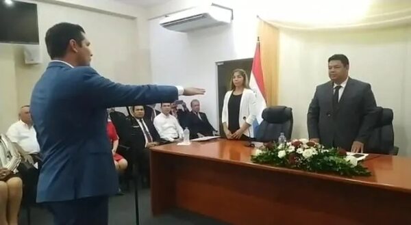 Asumió nuevo gobernador de Ñeembucú bajo un manto de dudas - Nacionales - ABC Color