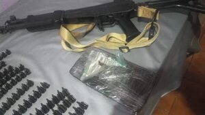 PJC: incautan armas, proyectiles, droga; y detienen a dos personas tras allanamiento - Policiales - ABC Color