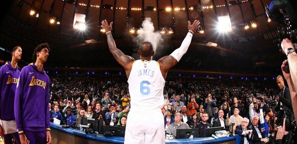 LeBron y Davis regresan por todo lo alto en triunfo de sus Lakers