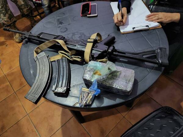 Armados hasta los dientes: cachan fusil de uso militar colombiano, municiones y drogas