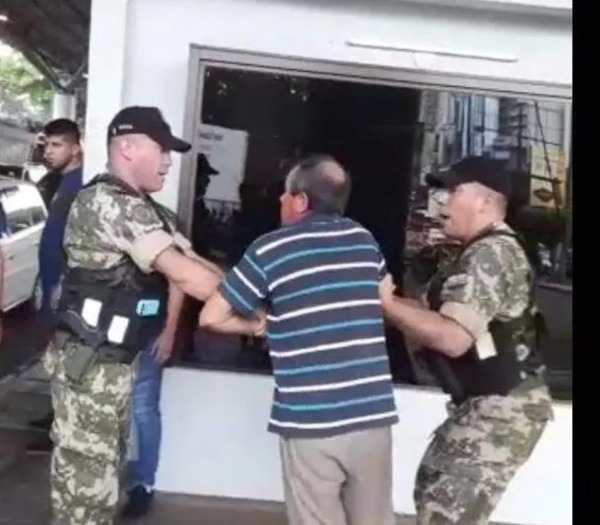 Militar que redujo a civil en Zona Primaria fue apartado del servicio | 1000 Noticias