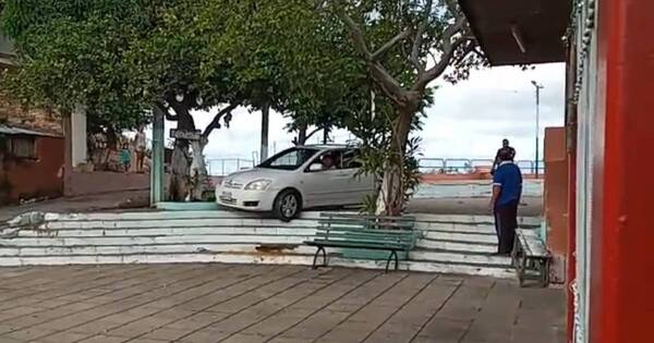 La Nación / Militares ebrios chocan y suben vehículo al mirador de Itá Pytã Punta