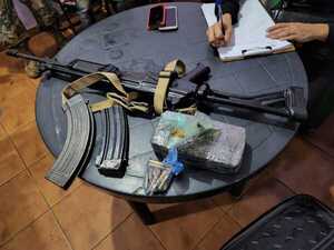 Senad incauta fusil de uso militar, municiones y drogas en Pedro Juan Caballero