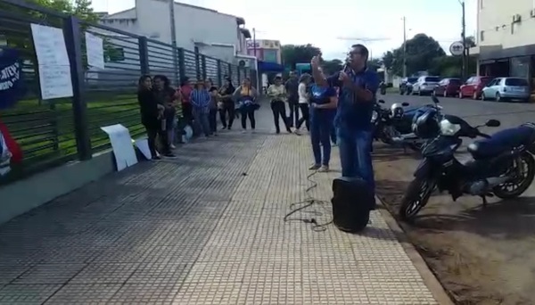 Docentes asegurados se manifiestaron frente al Hospital Regional del IPS - Radio Imperio