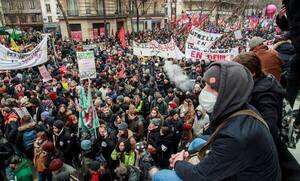 Gremios franceses amenazan con endurecer el "pulso" si el Gobierno no retira la reforma previsional - .::Agencia IP::.