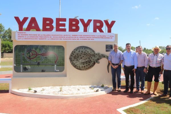 Gobierno habilita servicio de Rayos X y entrega equipamientos al Centro de Salud de Yabebyry